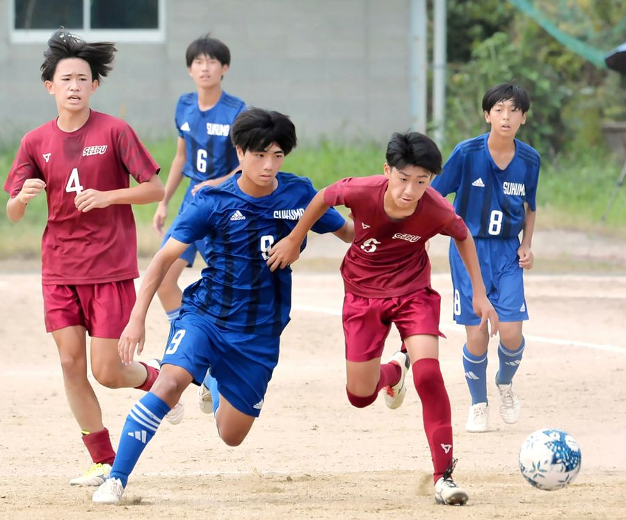 ３回戦進出を懸け、選手たちが激しい攻防を繰り広げた（伊野中、２回戦の宿毛―西部より＝原周太郎撮影）