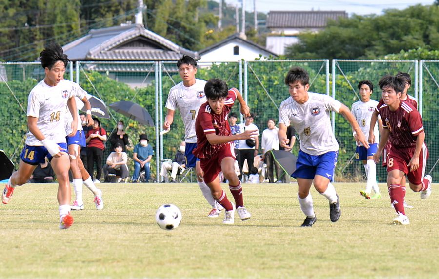 ８強の残り４枠を懸けてボールを追う両チームのイレブン（野市ふれあい広場、２回戦の高知商―土佐から＝井上真一撮影）