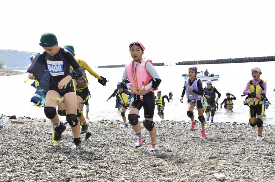 水泳を終え、自転車のコースに向けて走り出す子どもたち（奈半利町海浜センター）