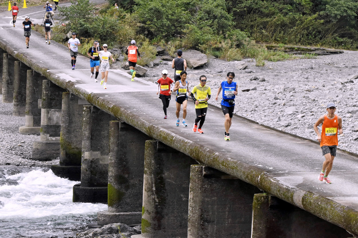 四万十川沿い2082人快走 ウルトラマラソン 100キロ優勝者の