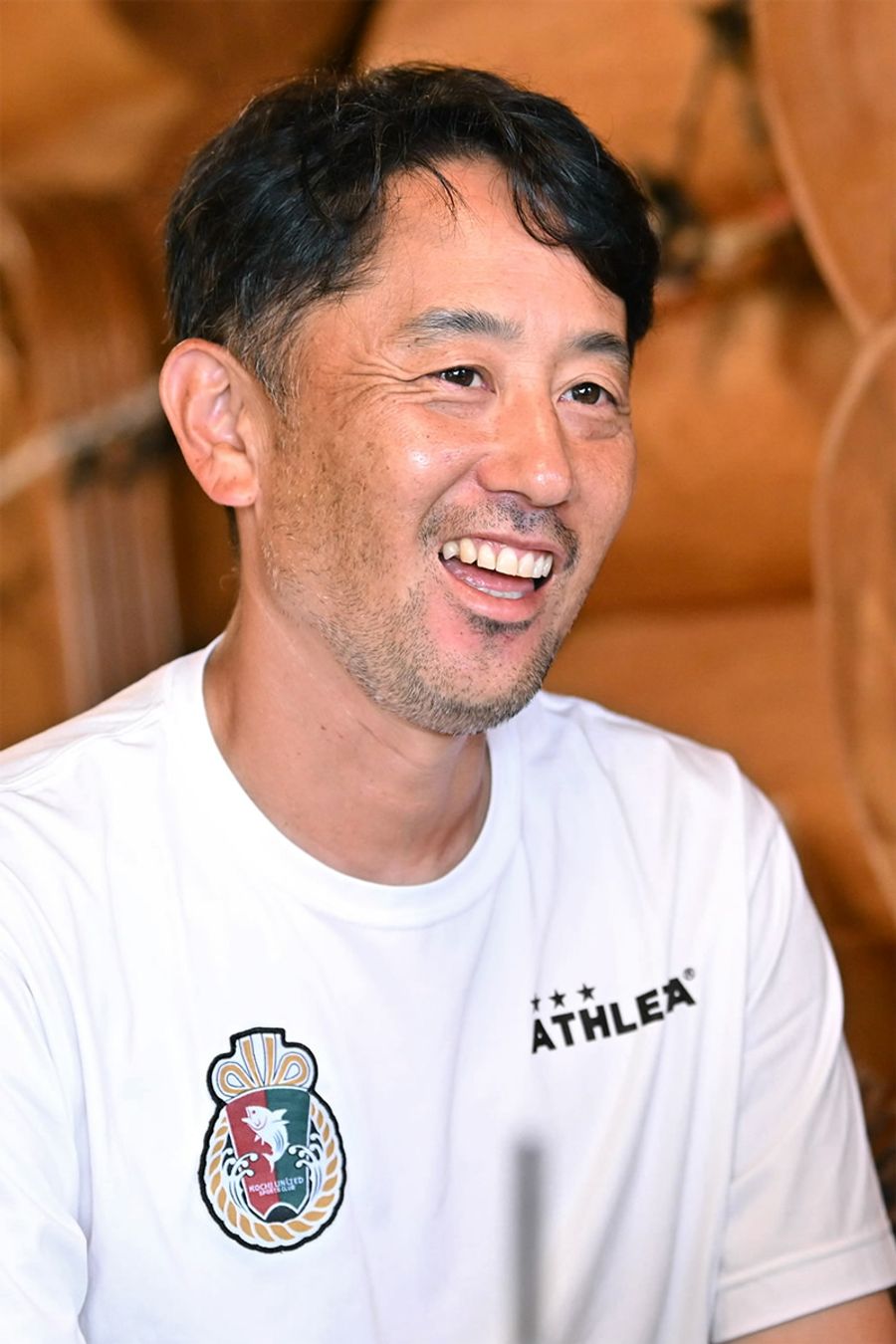 「ポテンシャルは自分で見つけて伸ばしていく」と選手の可能性に期待を込める高知Ｕの白石尚久監督（高知市春野町芳原＝河本真澄撮影）