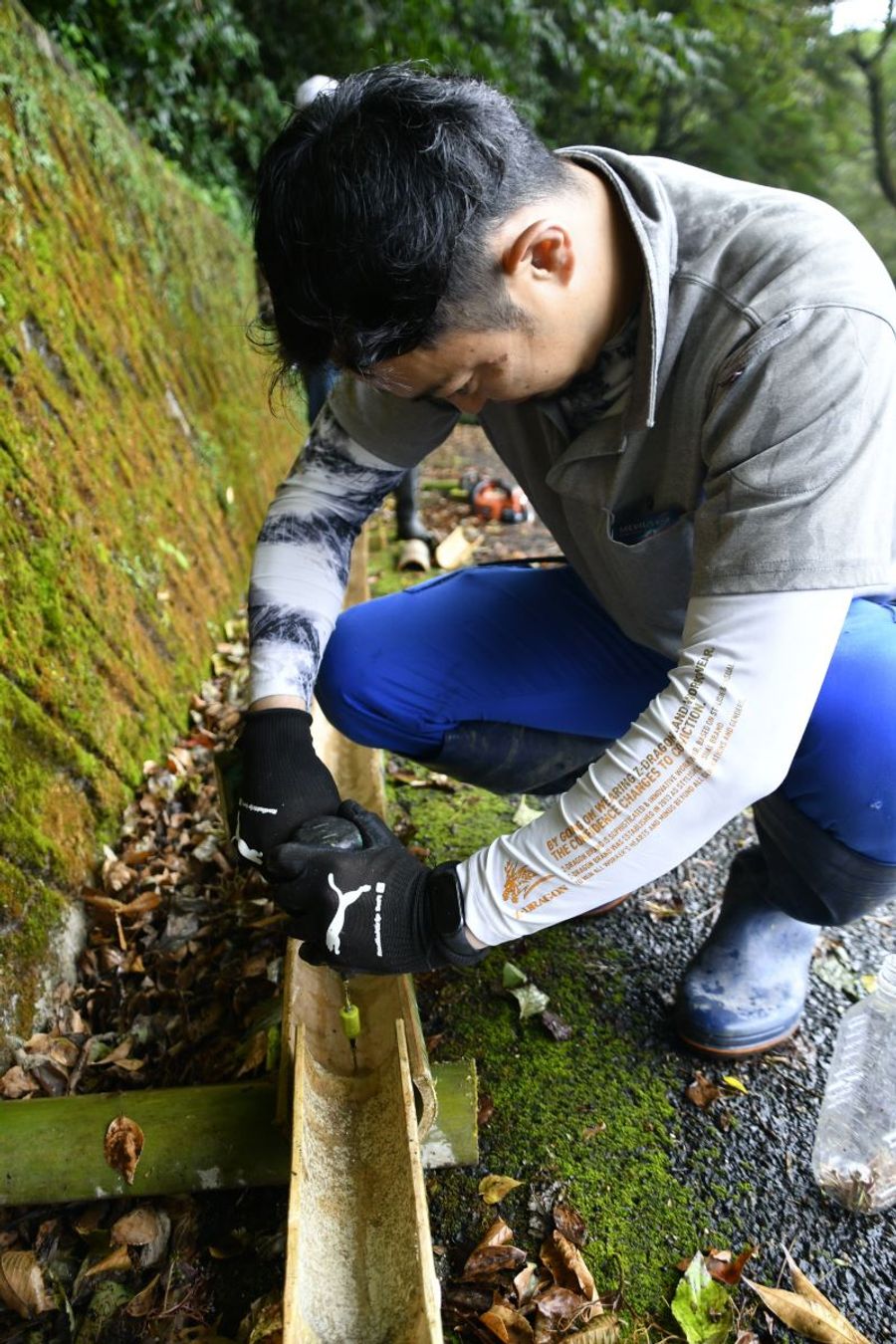 竹の水路を設置する「仁淀川町流しそうめん実行委員会」のメンバー(仁淀川町桜)