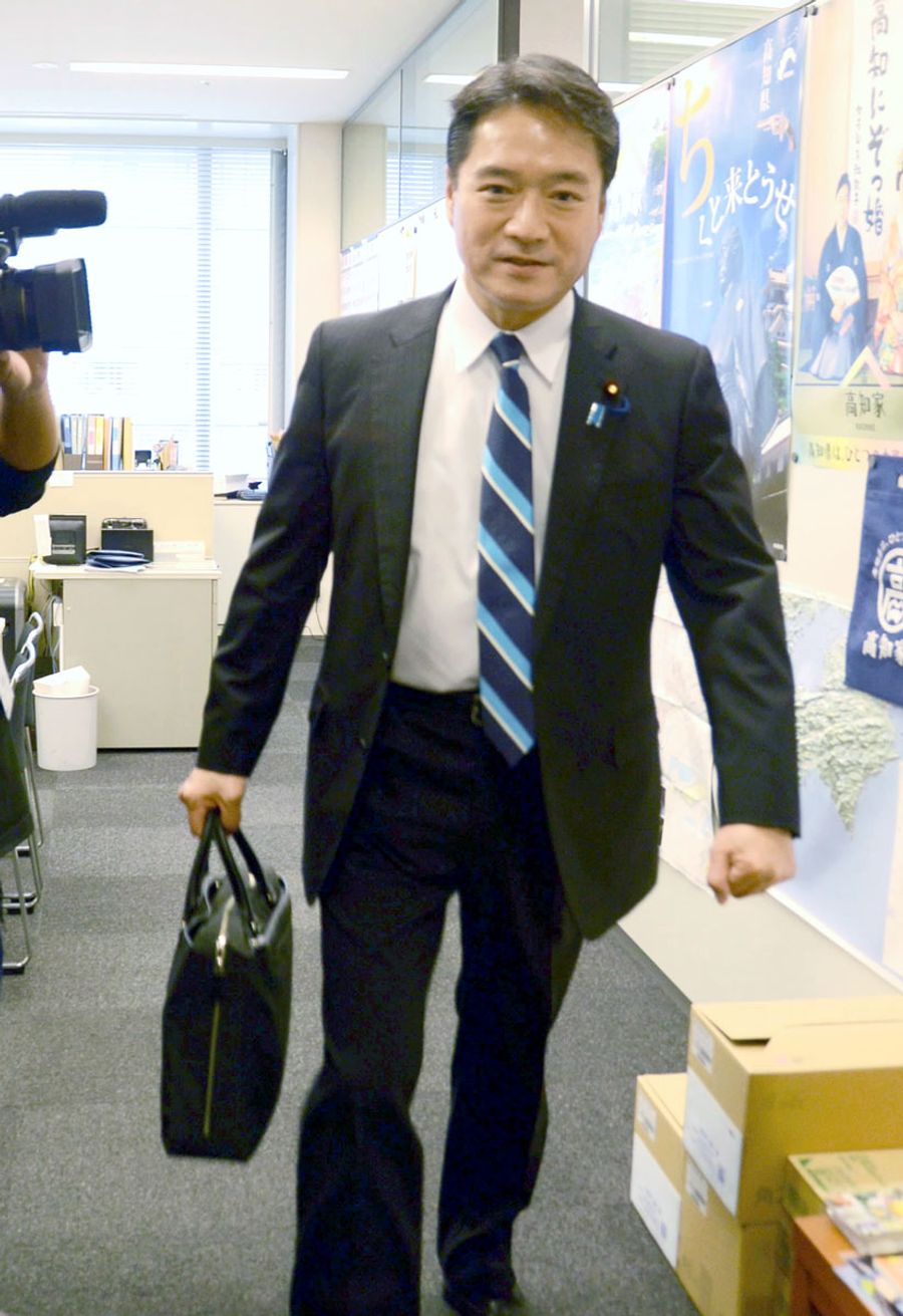 参院本会議が終わったのを確認し、官邸に向かう尾﨑正直氏（東京・永田町の議員会館事務所）