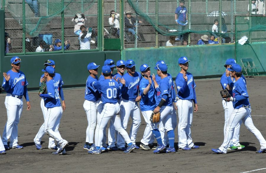 今年４月２６日、安芸球場でのウエスタン・リーグ阪神戦の勝利を喜ぶ中日ナイン。１１月１日から同球団初の高知県内での秋季キャンプを行う