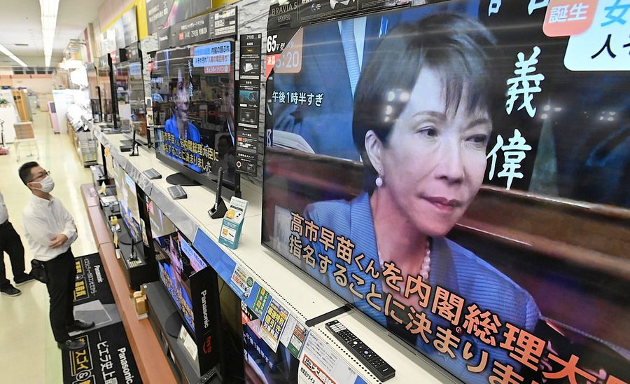 初の女性首相誕生のニュースを県民が見入った（高知市知寄町２丁目のベスト電器高知本店＝河本真澄撮影）