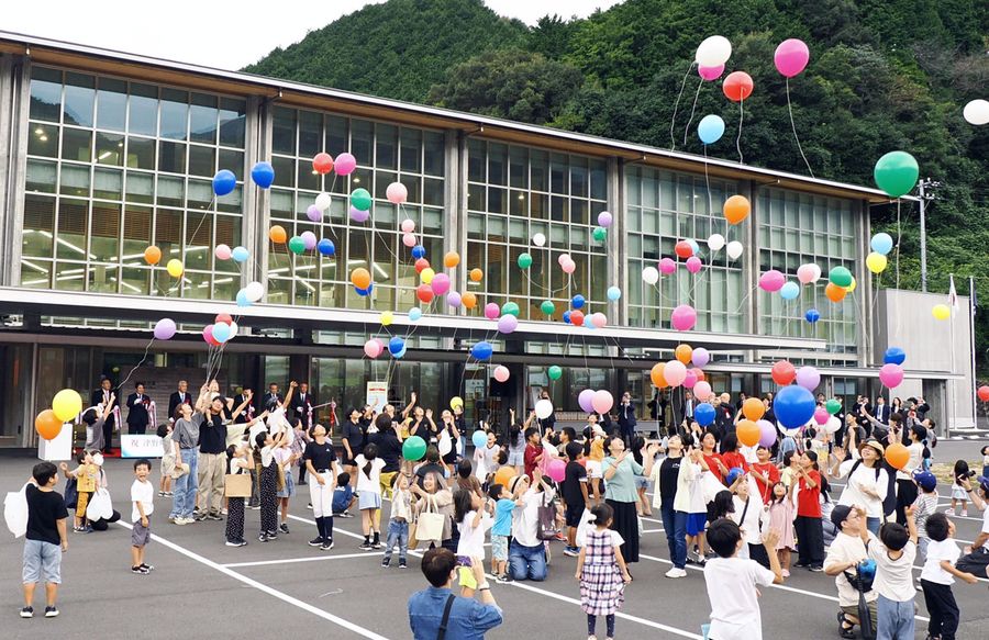 町制施行20周年と新本庁舎の落成を祝う町民ら(津野町永野)