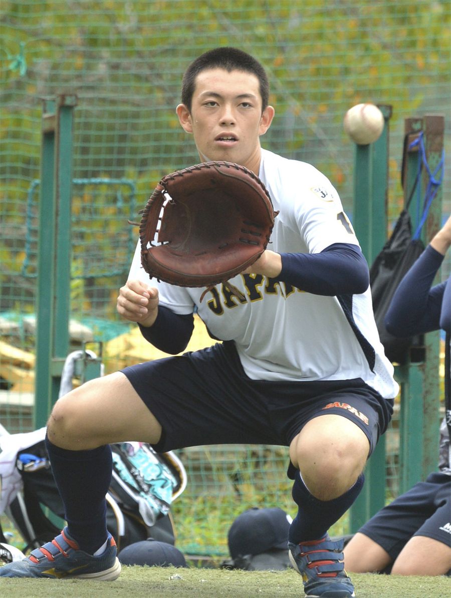 9月のU―18W杯で日本の準優勝に貢献。ドラフト指名を待つ明徳義塾高・藤森海斗捕手(須崎市の同校グラウンド)