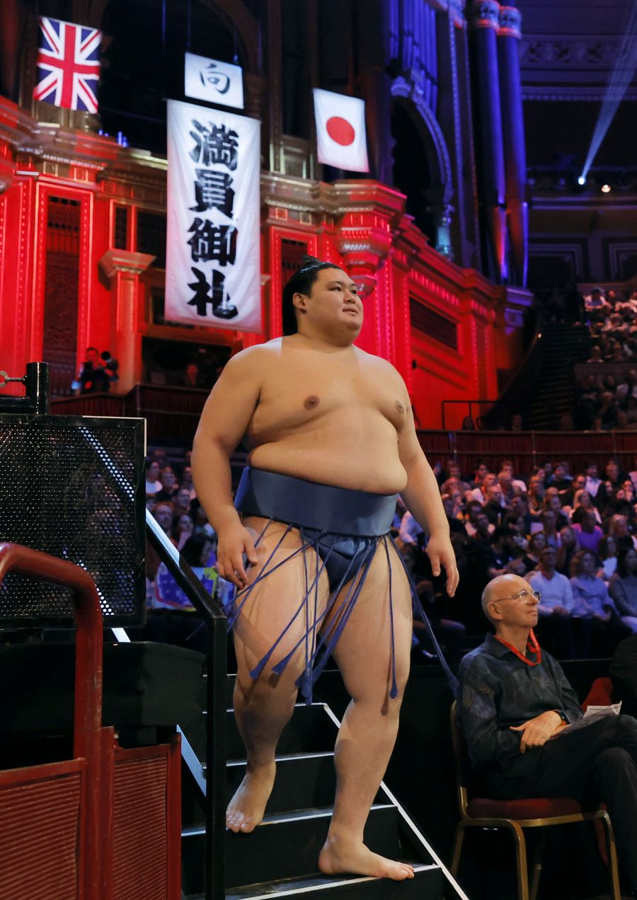 取組(とりくみ、試合のこと)に向かう横綱、大の里=10月16日、ロンドン(共同)