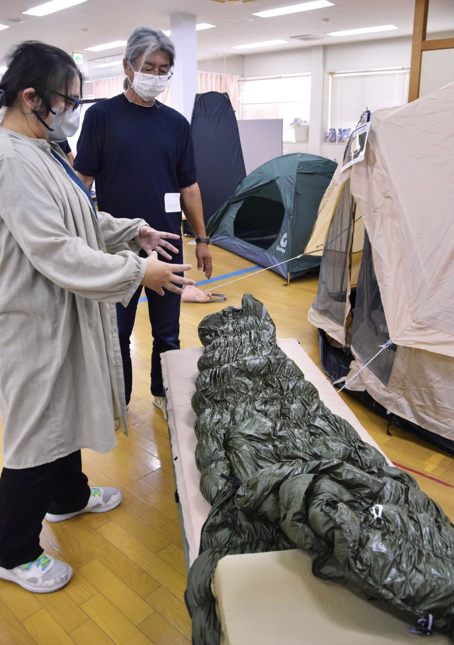災害時の避難に備え、キャンプ用品を見比べる参加者（芸西村和食甲の芸西病院）