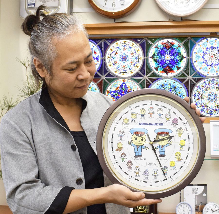 中村文昭さんが復刻したごめん・なはり線全駅のキャラクターがあしらわれた掛け時計（香南市野市町西野の中村時計店野市店）