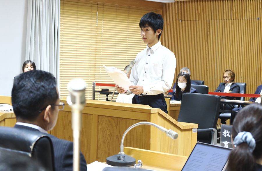 執行部に鋭い質問を投げかける梼原町の子ども議会参加者(梼原町梼原)