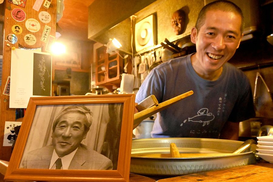 お客さんからもらった約３５年前の父、河原崎長一郎さんの写真を前に、笑顔の真大さん（高知市の「にこみちゃん」）