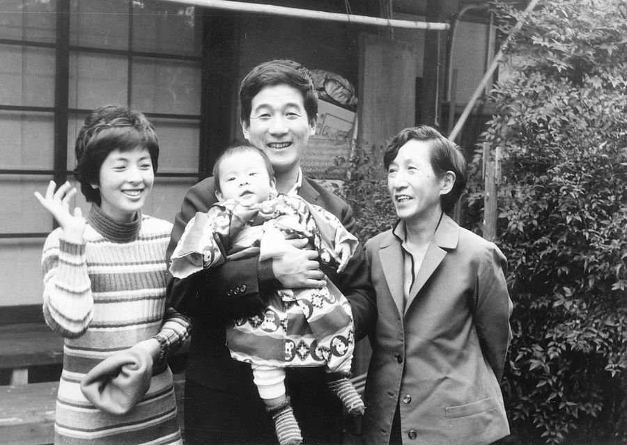 赤ちゃんの河原崎真大さんを抱く父の長一郎さん、母の伊藤栄子さん＝左、祖母の河原崎しづ江さん（東京・吉祥寺の祖父母宅）