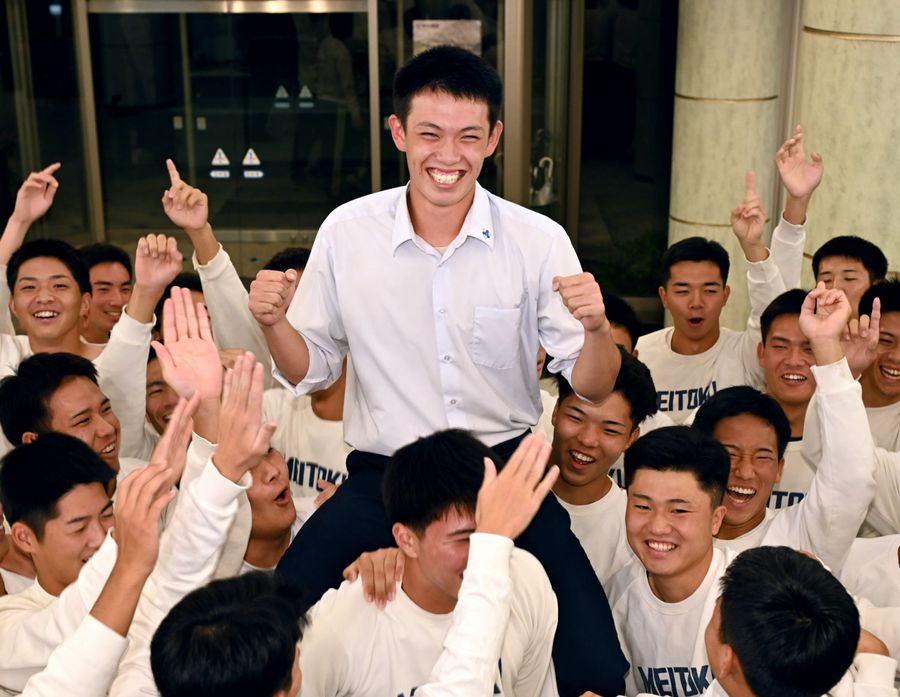 日本ハムから5位指名を受け、チームメートから祝福される藤森海斗捕手(須崎市の明徳義塾高=新田祐也撮影)