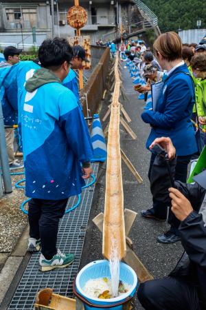 流しそうめんでギネス更新、高知 清流の町、仁淀川町 | 高知新聞