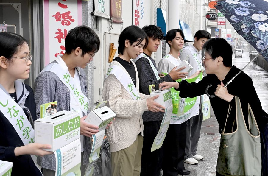 寄付を募る奨学生ら（高知市帯屋町１丁目の中央公園北口）