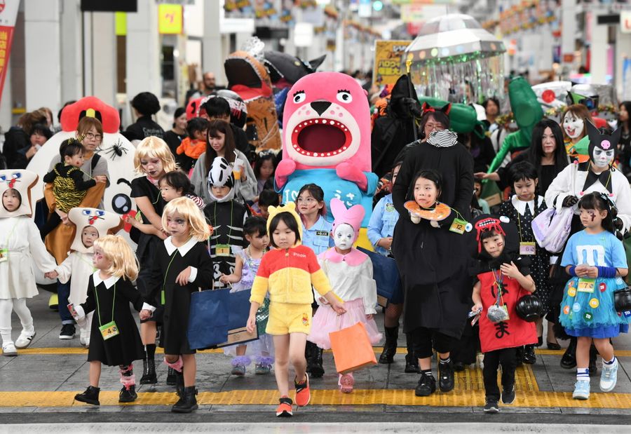 工夫を凝らした仮装でアーケード街を練り歩く子どもたち（高知市帯屋町１丁目）