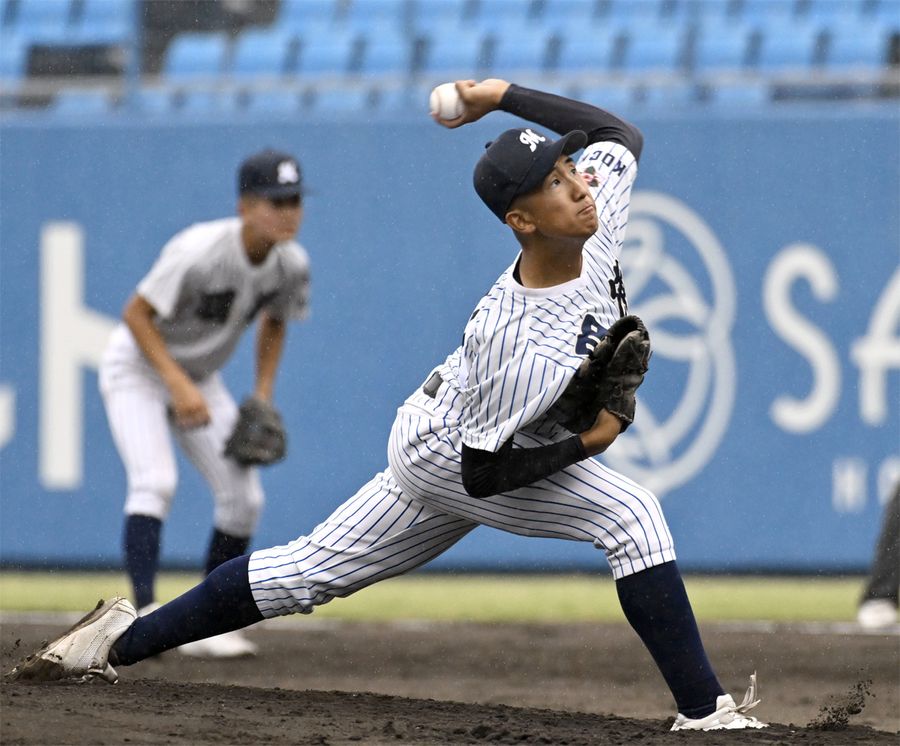 英明戦の２回に急きょ登板し、８回被安打７、自責点１と粘り強く試合をつくった明徳の左腕藤本（坊っちゃんスタジアム＝森本敦士撮影）