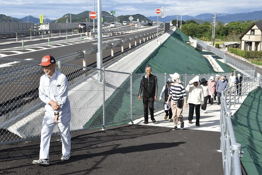 南国安芸道路に造られた避難場所に集まる住民たち(南国市物部)