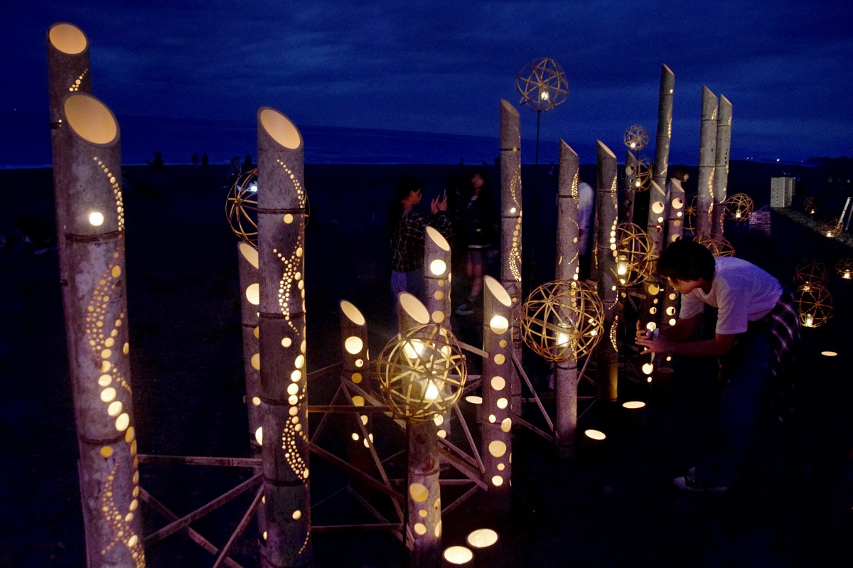 優しい光が浜辺彩る「竹灯りの宵」高知県芸西村で幻想的な夜のイベント