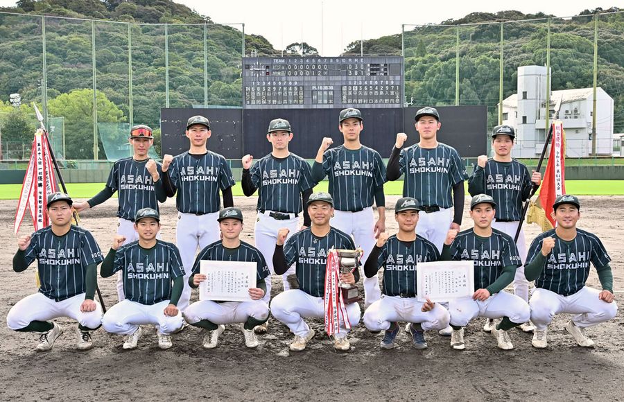 ５年連続の王座に輝いた旭食品ナイン（日本トーター野球場＝森本敦士撮影）