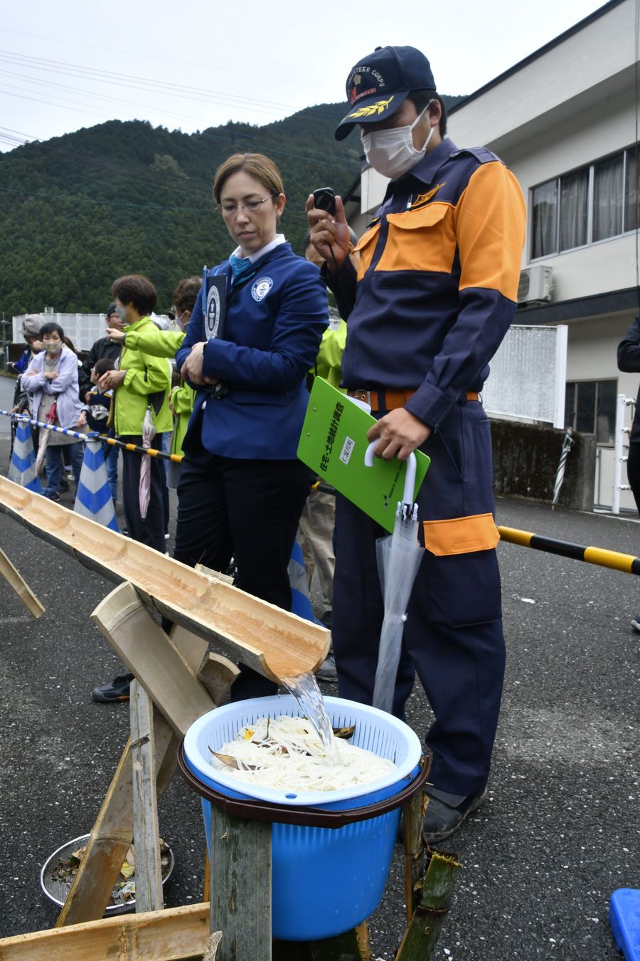 そうめんがゴールに流れ着いたことを確認するギネス認定員ら=仁淀川町大崎