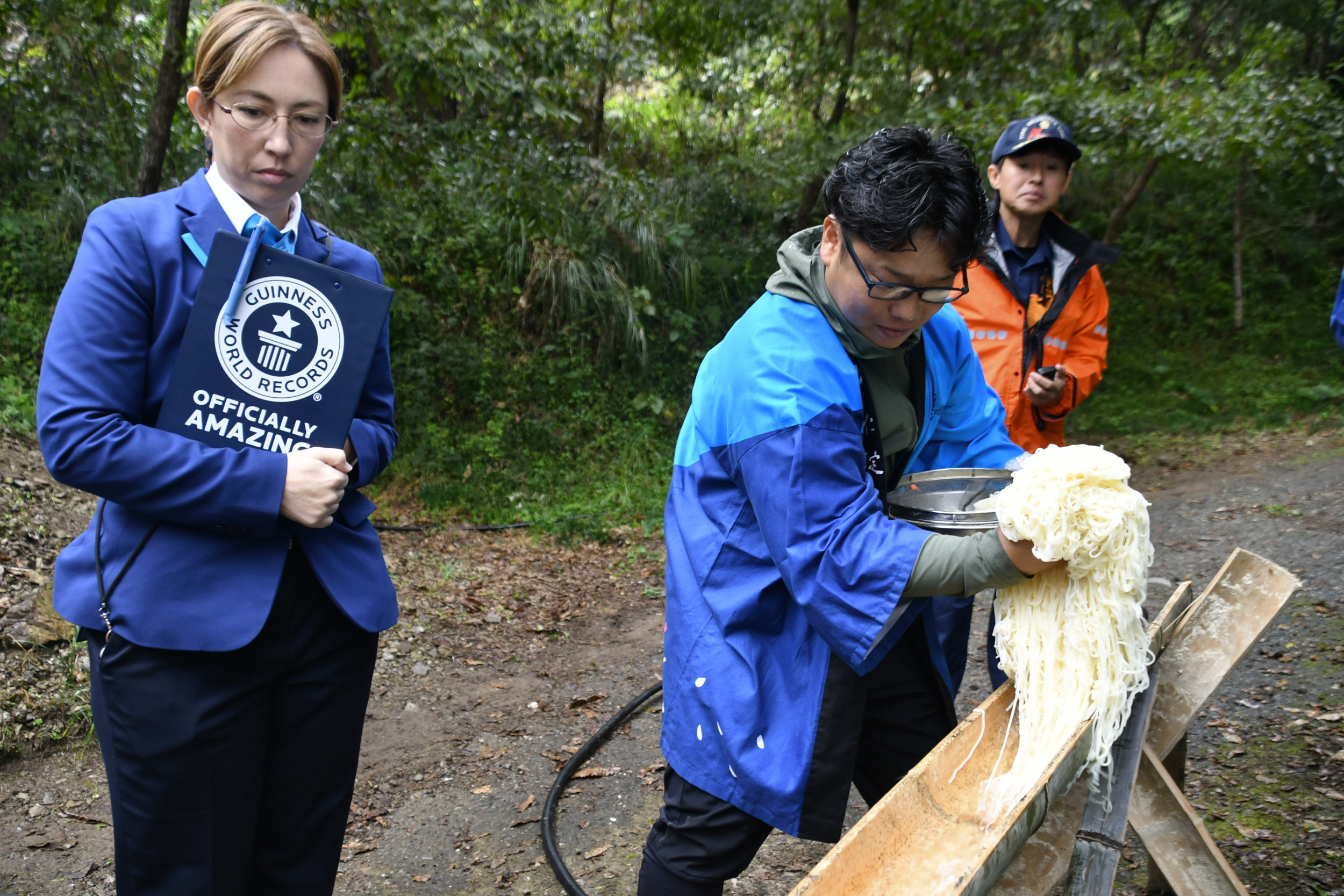 流しそうめん世界記録達成だ！ 仁淀川町民たちが大喜び | 高知新聞