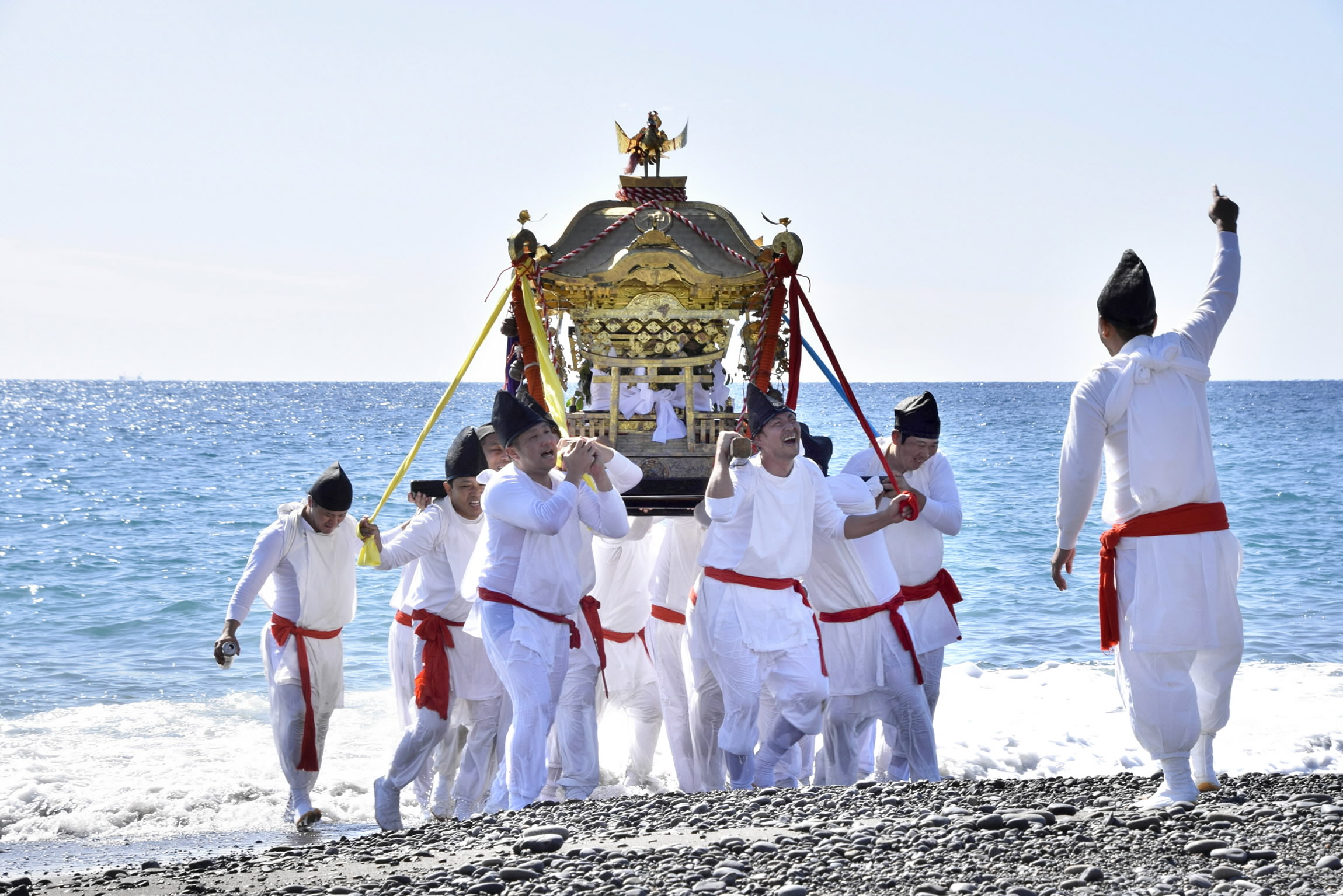 神様のせてチョーサ！ 標高約450メートルから海辺まで…みこしが旅