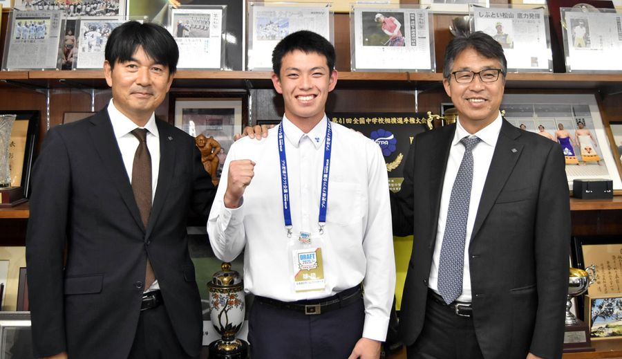 日本ハムの大渕隆スカウト部長＝右＝から「笑顔で」と声をかけられ、写真に納まる明徳高の藤森海斗捕手（須崎市の同校）