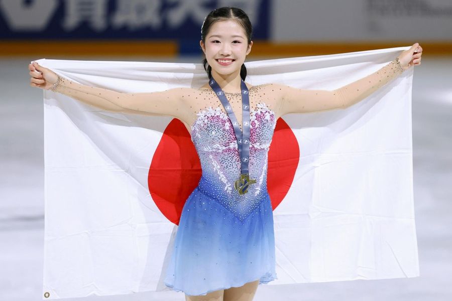 フィギュアスケートのグランプリ初出場で優勝を果たした中井亜美選手＝１８日、アンジェ（共同）