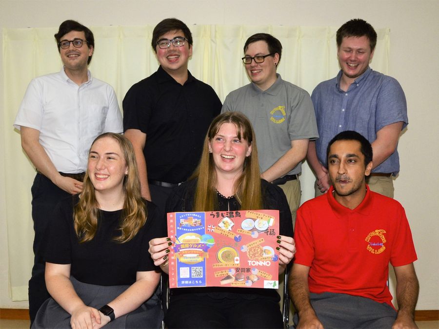 「プリーズ　エンジョイ！」とスタンプラリーへの参加を呼びかける中芸国際交流団体のメンバー（北川村野友甲の村民会館）