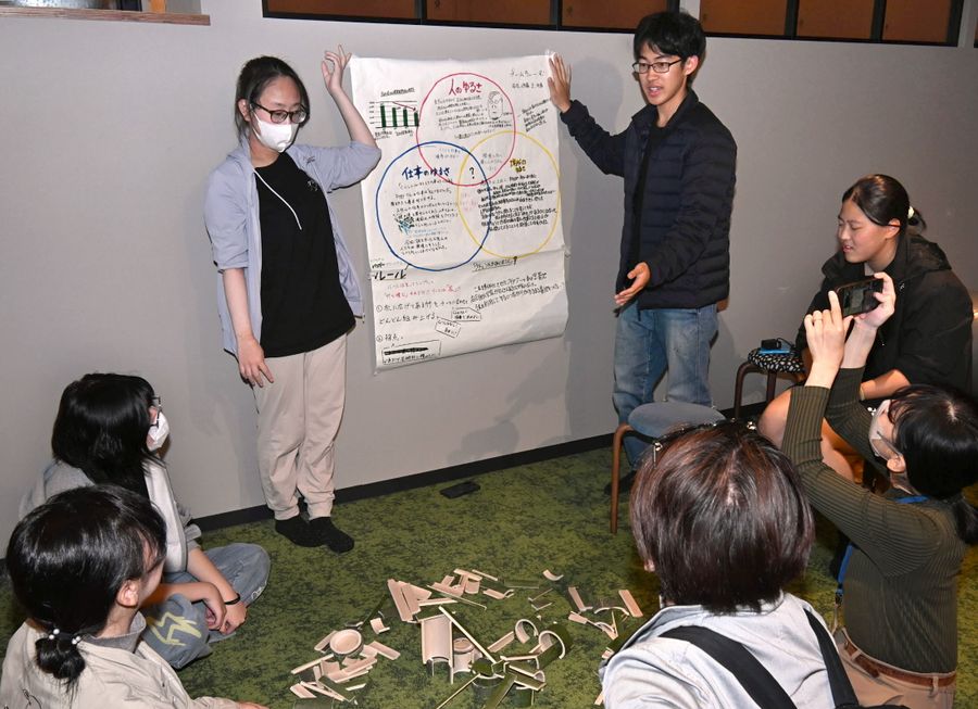 探究旅行で発見した高知の魅力を紹介する高校生ら（高知市はりまや町１丁目）