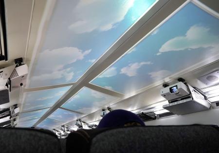 リニア新型試験車両の内部初公開 落ち着いた茶色座席、JR東海 | 高知新聞