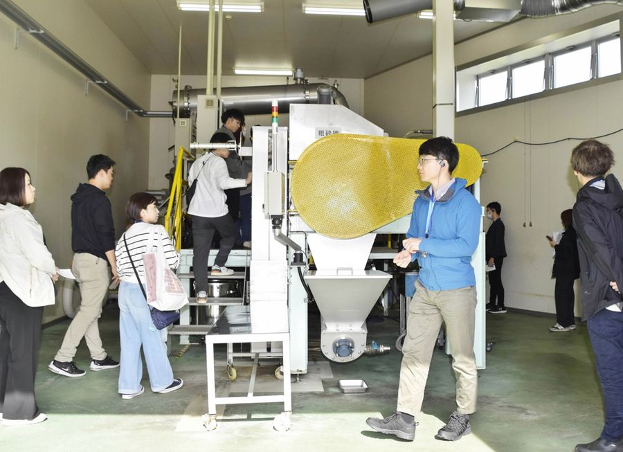 ユズオイルの抽出装置を見学する参加者ら(写真はいずれも安芸市伊尾木の辻製油高知工場)