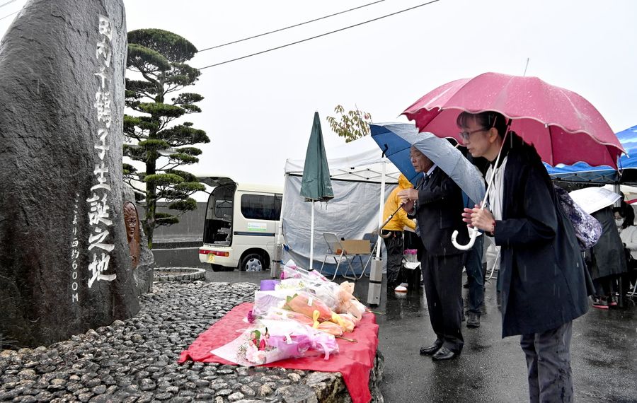 田内千鶴子さんの生誕地記念碑前で行われた献花式（高知市若松町）