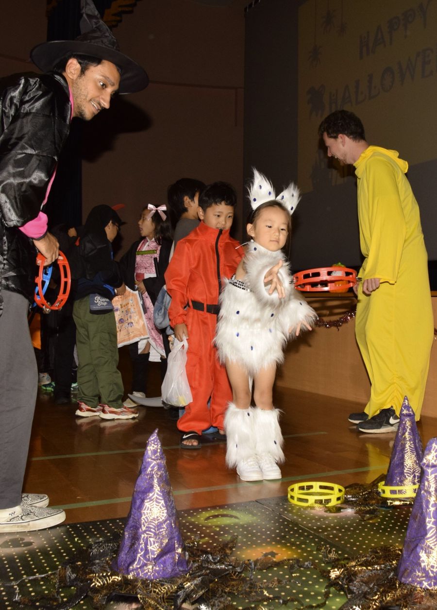 仮装してゲームを楽しむ子どもたち（田野町ふれあいセンター）