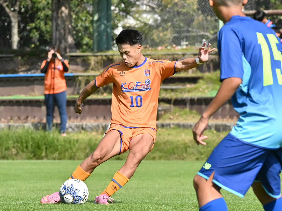 中央・三井「J並み」FK 全国高校サッカー高知県大会準決勝 | 高知新聞