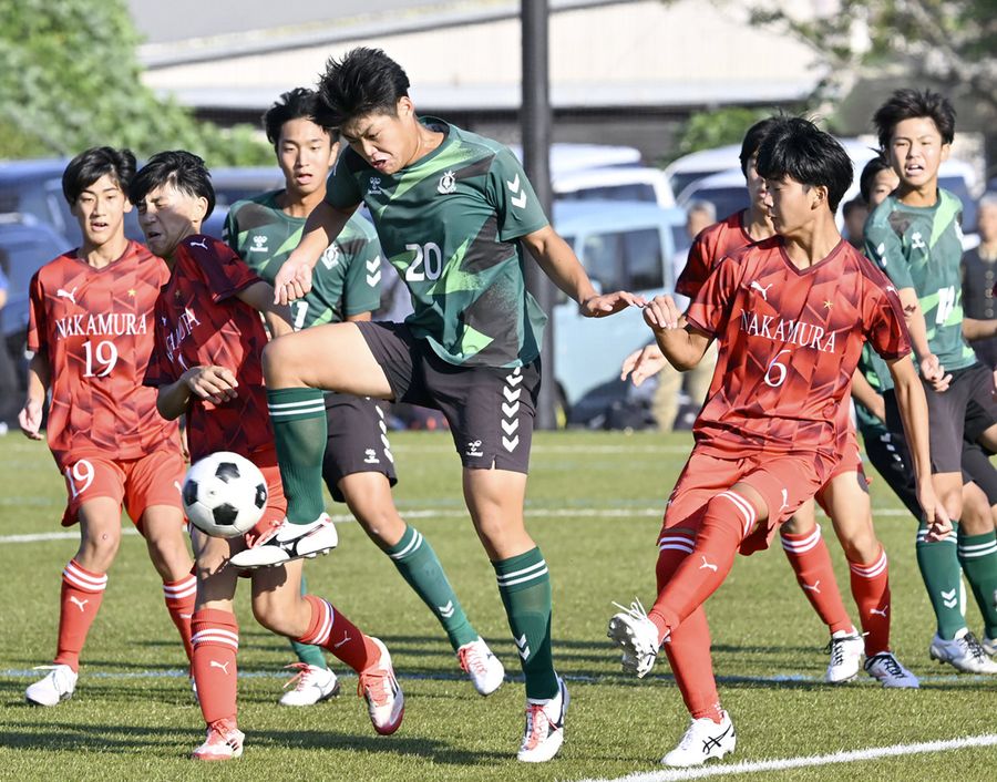 【中村－伊野・高岡】前半、ゴール前に攻め込む伊野・高岡（黒潮町フットボールＣ＝森本敦士撮影）