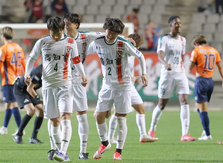 【長野―高知】勝利し喜び合う吉田(中央)ら高知の選手たち(長野市の長野Uスタジアム)