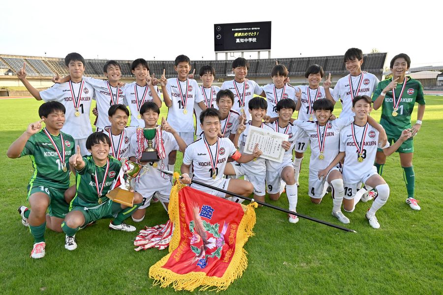 ２年連続１３度目の優勝を果たした高知イレブン（高知市の春野陸上競技場＝河本真澄撮影）