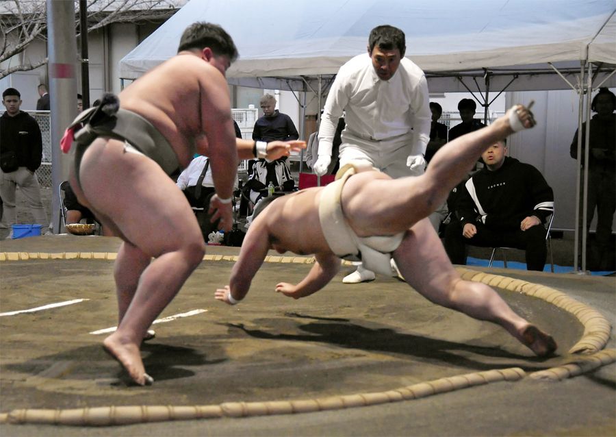 【１部団体決勝　明徳―高知農Ｂ】大将戦、アディテヤ＝左＝が、引き落としで有光を破って２―１とし、優勝を決める（宇佐黒潮相撲場＝柳原聖司撮影）