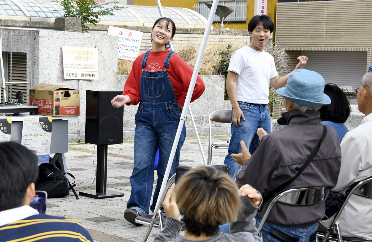 昭和歌謡の魅力堪能 高知大生がレコード鑑賞会 高知市 | 高知新聞
