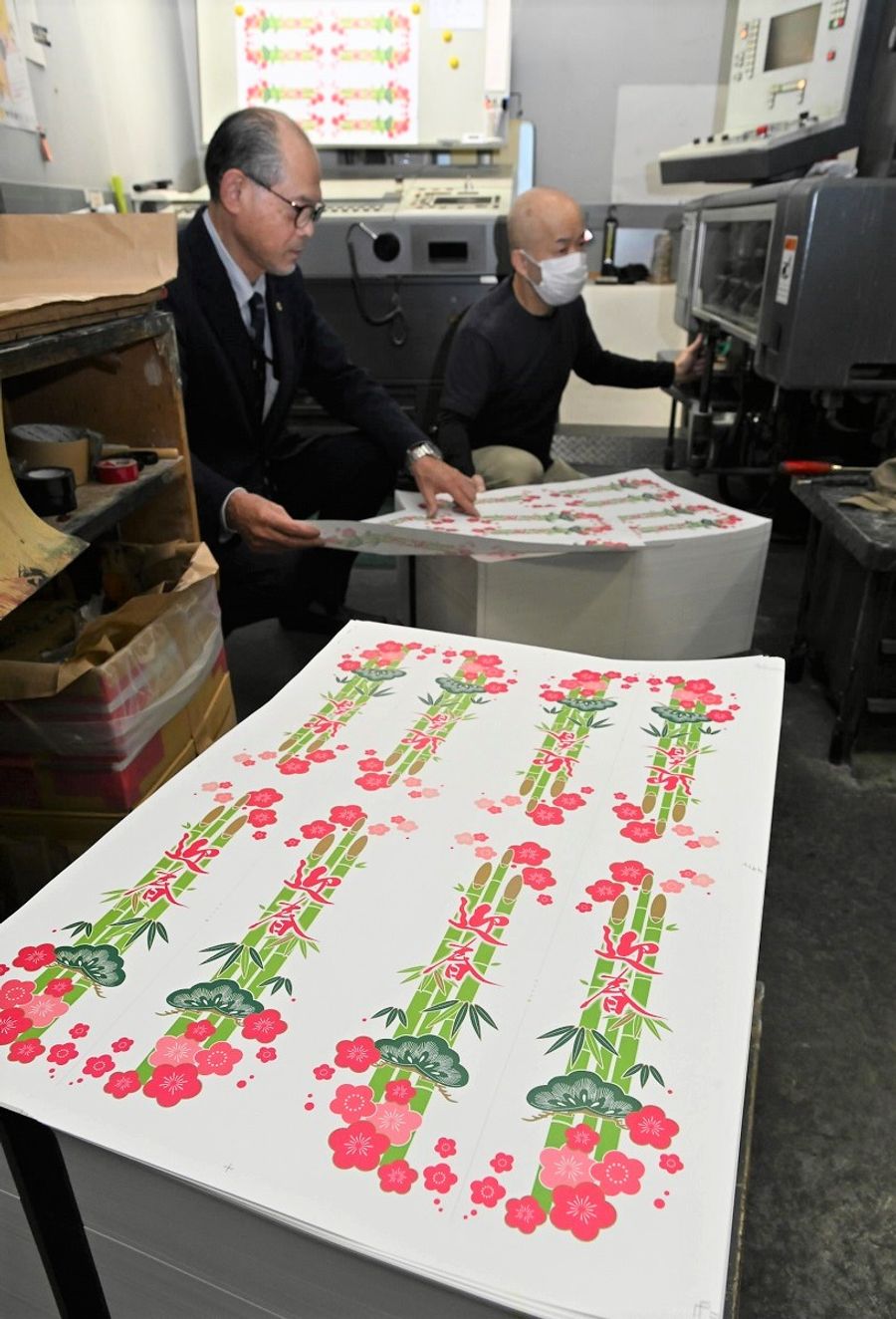 次々に刷り上がる2026年版「紙の門松」(高知市の共和印刷)