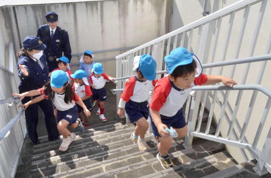 三里交番の屋上へ避難する園児たち（高知市の三里交番）
