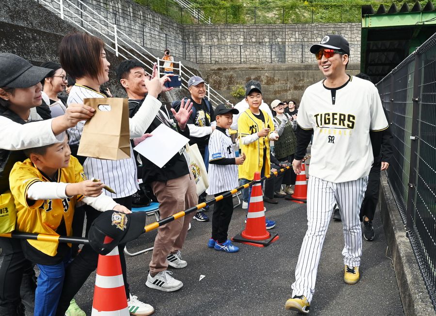 就任1年目で阪神をリーグ優勝に導いた藤川球児監督=右端。秋季キャンプで高知に凱旋(がいせん)し、ファンの熱い歓迎を受けた(安芸球場=森本敦士撮影)