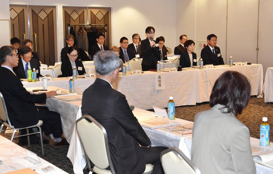 四国4県の県教育長らが課題などを話し合った会議(高知市升形のオリエントホテル高知)