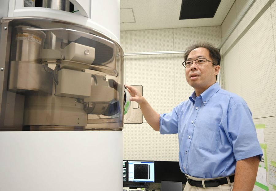 巨大な電子顕微鏡を駆使して研究に取り組む藤田武志教授(香南市土佐山田町宮ノ口の高知工科大学)