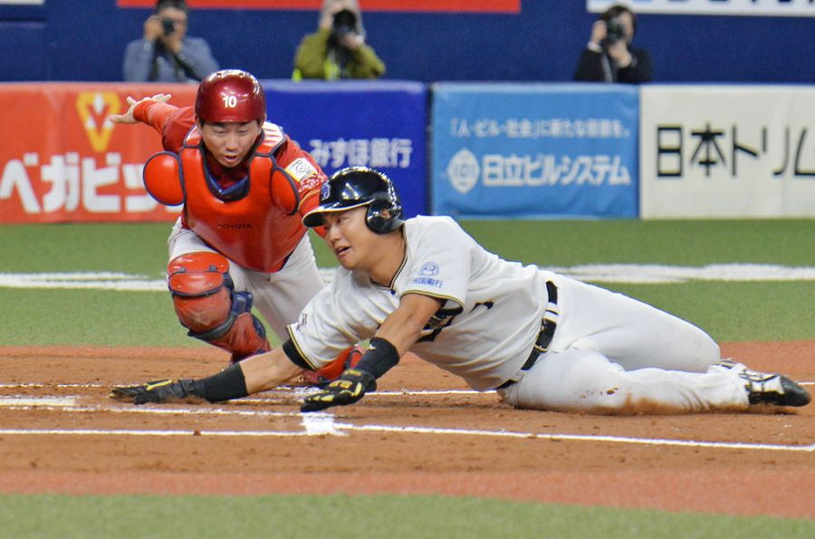 【四国銀行―トヨタ自動車】２回表四銀１死二塁、神野の左前打で二走大北が本塁を狙うが惜しくもタッチアウトで先制ならず。捕手福井（京セラドーム大阪）