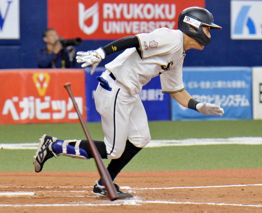 8回表2死走者なし、四銀選手として最後の打席で二ゴロを放つ川田。俊足を飛ばしたが一塁アウト(京セラドーム大阪)