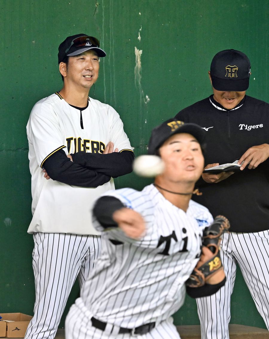 ブルペンで投球を見つめる藤川監督=左。時折大きくうなずいたり、投手に声をかけたりしていた(写真はいずれも安芸球場=森本敦士撮影)